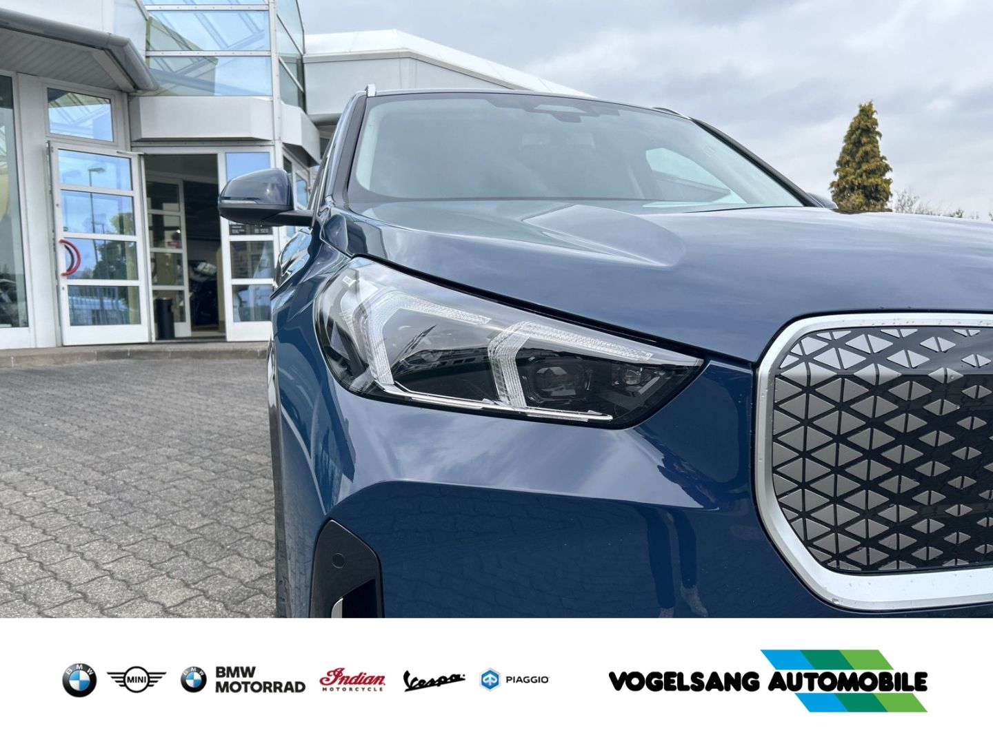 Fahrzeugabbildung BMW iX1 xDrive 30e xLine Park-Assistent HUD AD AHK-k