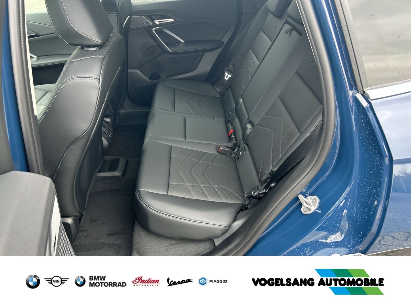 Fahrzeugabbildung BMW iX1 xDrive 30e xLine Park-Assistent HUD AD AHK-k